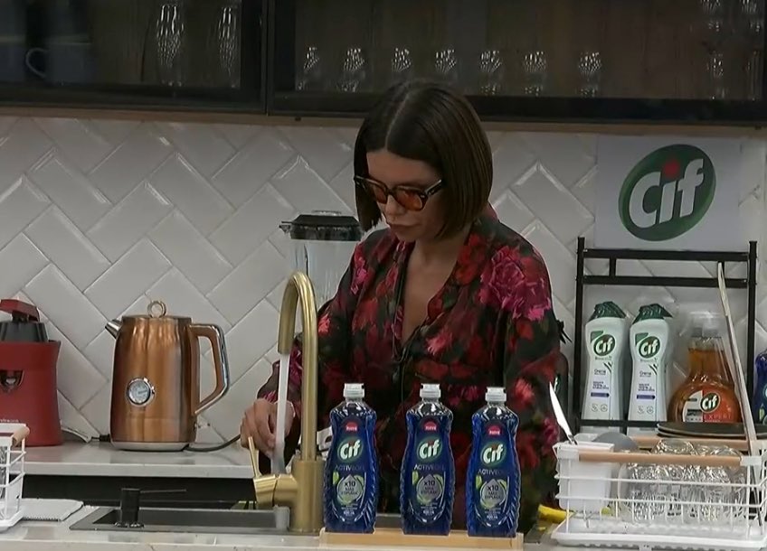 ella es como si willy wonka y edna moda hubiesen tenido una hija 

#GranHermano