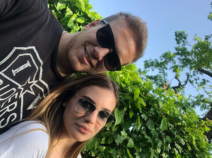m0rban's tweet photo. По кој основе одземена лиценцата за канабис на Лајф Плант - Струмица, каде што во име на реалниот сопственик Александра Заева, како фиктивен фигурира нејзиниот дечко Иван Проданов @Prodanov1? https://t.co/wmovswXtCF