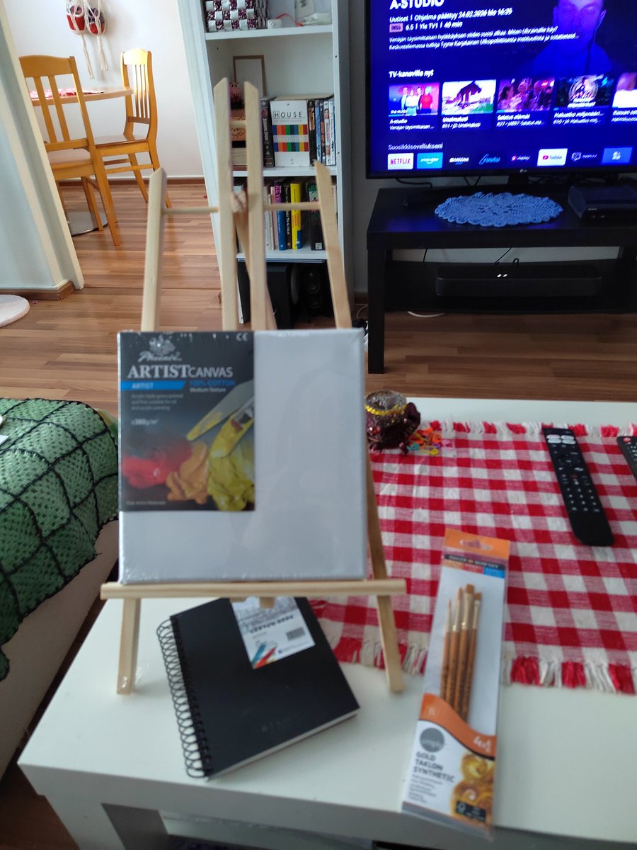 jekkukissa's tweet image. #kärkkäinen #taide
Ei menny montaa euroa.
Otin ton pienen piirustuskirjan että joka päivä tekis jotain siihen.