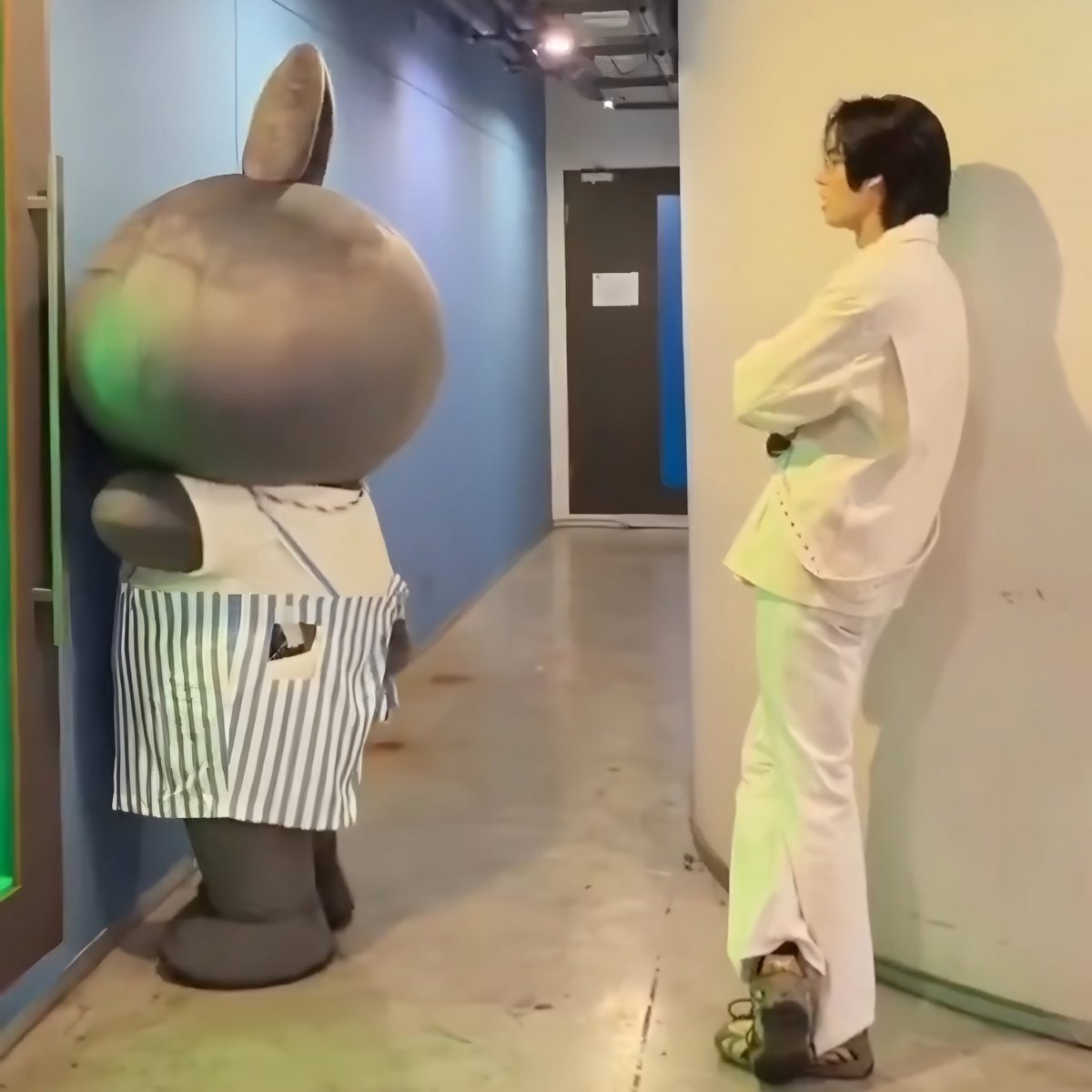 เมต้าตอนโดนวินเมสั่งให้เข้ามุมสำนึกผิด เรื่องที่เอาบัตรเครดิตไม่จำกัดวงเงินไปรูดเลี้ยงอาหารเพื่อน ๆ 😔