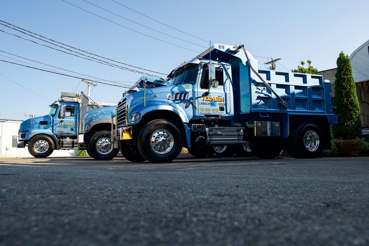 BallardTrucks's tweet photo. Yerardi Landscaping’s unmistakable blue looks 👌 on this lineup of Macks. 💪

@MackTrucks #MackTrucks #HeavyDutyTrucks #MediumDutyTrucks #Trucking #DumpTrucks #LandscapingTrucks #LandscapeConstruction #LandscapeDesign #Massachusetts https://t.co/N2CNTmG00f