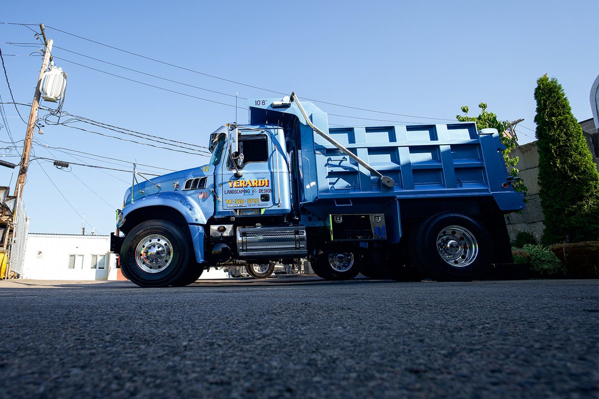BallardTrucks's tweet photo. Yerardi Landscaping’s unmistakable blue looks 👌 on this lineup of Macks. 💪

@MackTrucks #MackTrucks #HeavyDutyTrucks #MediumDutyTrucks #Trucking #DumpTrucks #LandscapingTrucks #LandscapeConstruction #LandscapeDesign #Massachusetts https://t.co/N2CNTmG00f