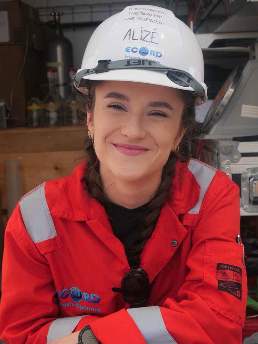 ECORD_IODP's tweet photo. Another day, another blog article introducing the team members of #IODP3NSF #Exp501
Today we are featuring Alizé Longeau, PhD student at the Centre de Recherches Pétrographiques et Géochimiques (CRPG, CNRS, University of Lorraine) in Nancy. Read it here: https://t.co/DVS0dxeTQJ https://t.co/pM0FZ6tRSZ