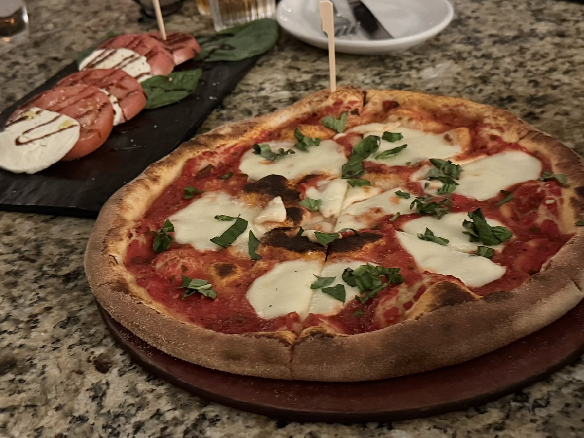 yoshidasanfam's tweet image. ディズニー・スプリングスのイタリアンレストランへお夕飯食べに行ってきました！ピッツァがとても美味しかったのでおすすめです。
#海外ディズニー
#wdw 
#disneysprings
#アメリカディズニー 
 ameblo.jp/mmdisneymm/ent…