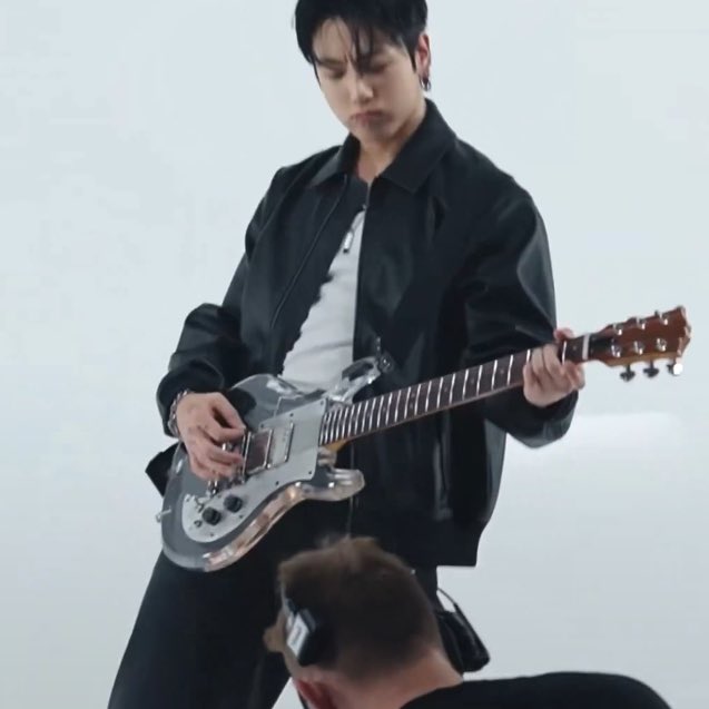 ปล่อยมาอย่ากั๊ก จองกุกกับกีต้าร์ไฟฟ้า ปล่อยรูปออกมาาาาาา