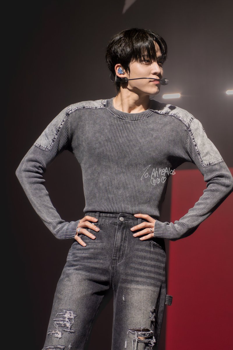 This Diesel top on tour was EVERYTHING. I'm so excited to see what he wears today!

YUNHO AT MILAN FASHION WEEK 
#YUNHO #윤호 
#Diesel #DieselFW26 
<a href="/ATEEZofficial/">ATEEZ(에이티즈)</a> <a href="/DIESEL/">Diesel</a>