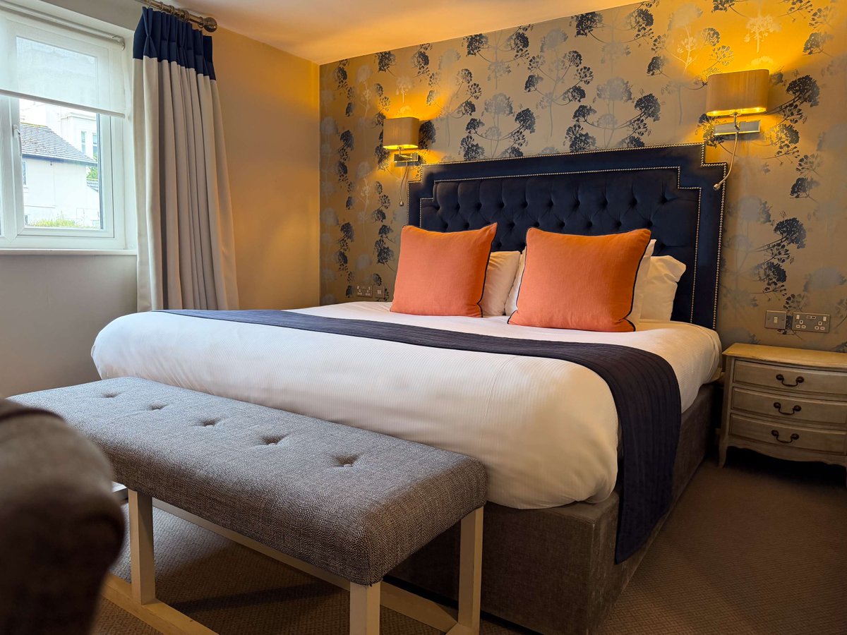 's tweet image. Do you have any plans for this Friday? 👀

End February on a high with an incredible overnight stay here at Thornton Hall! 🙌

In just a few clicks, that staycation could be yours- thorntonhallhotel.onejourney.travel/rooms

 #RelaxAndUnwind #HotelLife #CozyRoom #FebruaryEscape #TravelPlans