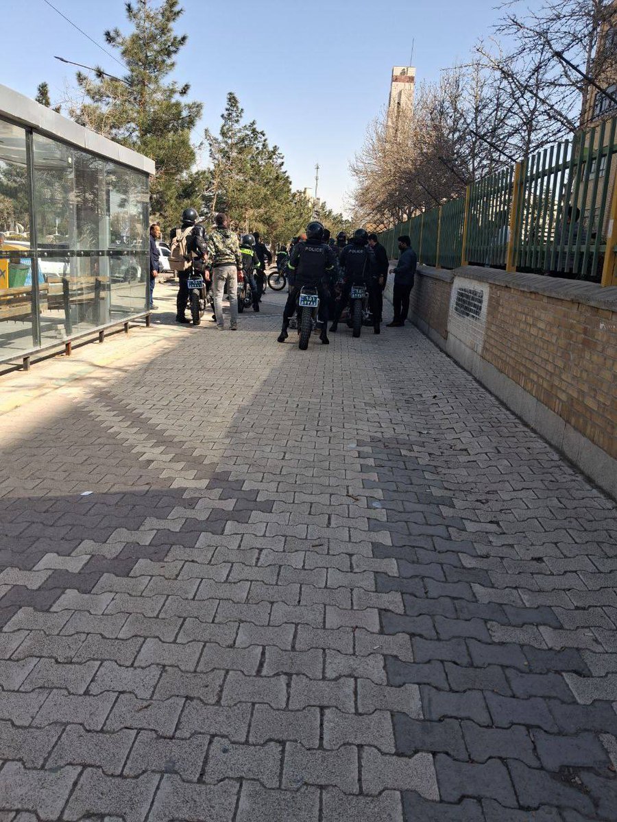 Saniwyn's tweet photo. @davidvance Regime forces in iran have turned campuses into battelfeiled beyond closed doors. They have surrounded the universities and are now using battons and pellet guns against unarmed students to suppress their protest aginst the regime
@LindseyGrahamSC #StudentCrackdown https://t.co/Z0NTEHSOYD