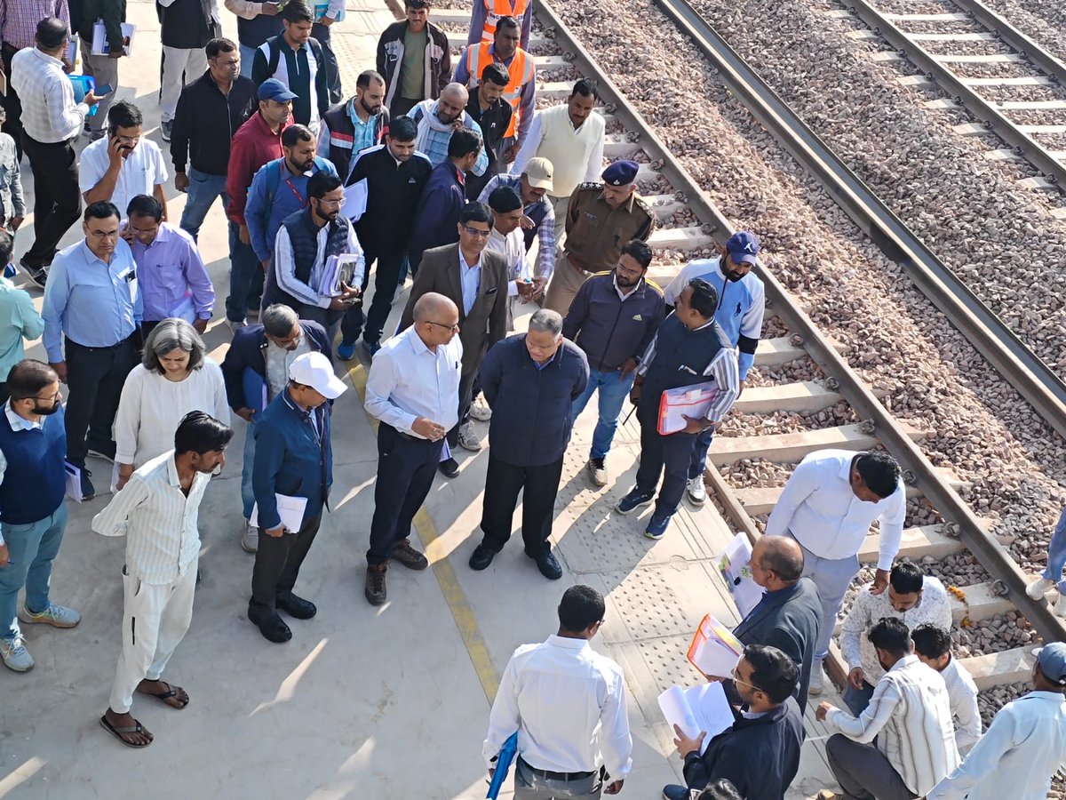 आज (24.02.26) को रेल संरक्षा आयुक्त, पश्चिम परिमंडल, ई. श्री निवासन जी द्वारा कलानौर कलां-डोभ भाली के मध्य दोहरीकृत रेलमार्ग का  निरीक्षण (स्पीड ट्रायल) किया गया।