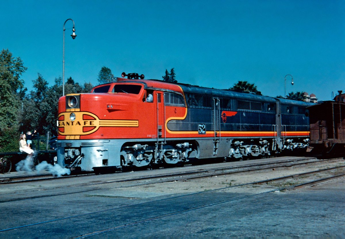 Santa Fe PA-1 #52-L arrives at Pasadena, California in March, 1947. Note the little tot waving to the train. Russ Cole photo.

american-rails.com/atsf.html