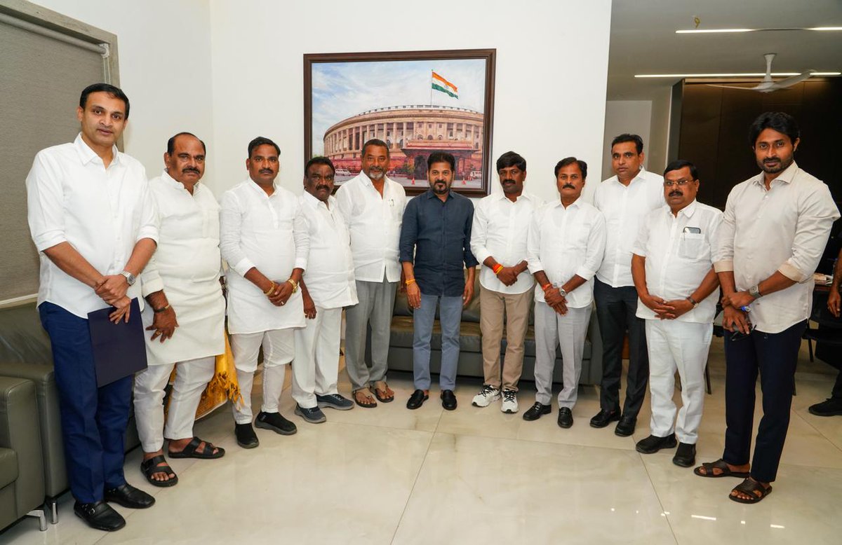 kiran_chamala's tweet photo. మదర్ డెయిరీలో నెలకొన్న వివిధ సమస్యలపై మదర్ డెయిరీ చైర్మన్ మధుసూదన్ రెడ్డి గారు, డైరెక్టర్లు, మరియు స్థానిక ప్రజాప్రతినిధులు ఆధ్వర్యంలో నిర్వహించిన సమావేశంలో  ఆలేరు ఎమ్మెల్యే @IlaiahBeerla  గారు, భువనగిరి ఎమ్మెల్యే @KumbamAnilOffl గార్లతో కలసి పాల్గొనటం జరిగింది.

​మదర్ డెయిరీ ఎదుర్కొంటున్న సవాళ్లను మరియు సంస్థ యొక్క ప్రస్తుత స్థితిగతులను గౌరవ ముఖ్యమంత్రి వర్యులు శ్రీ @revanth_anumula గారి దృష్టికి తీసుకెళ్లటంతో ప్రభుత్వం స్పందించి మదర్ డెయిరీ సమస్యలను శాశ్వతంగా పరిష్కరించేలా చర్యలు తీసుకోవాలని ఈ సందర్భంగా తెలియజేసారు. 

#chamalakirankumarreddy
#BhongirParliament  
#TelanganaCongress
#IndianNationalCongress