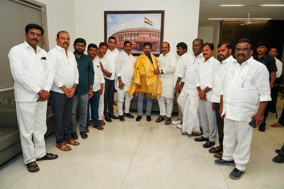 kiran_chamala's tweet photo. మదర్ డెయిరీలో నెలకొన్న వివిధ సమస్యలపై మదర్ డెయిరీ చైర్మన్ మధుసూదన్ రెడ్డి గారు, డైరెక్టర్లు, మరియు స్థానిక ప్రజాప్రతినిధులు ఆధ్వర్యంలో నిర్వహించిన సమావేశంలో  ఆలేరు ఎమ్మెల్యే @IlaiahBeerla  గారు, భువనగిరి ఎమ్మెల్యే @KumbamAnilOffl గార్లతో కలసి పాల్గొనటం జరిగింది.

​మదర్ డెయిరీ ఎదుర్కొంటున్న సవాళ్లను మరియు సంస్థ యొక్క ప్రస్తుత స్థితిగతులను గౌరవ ముఖ్యమంత్రి వర్యులు శ్రీ @revanth_anumula గారి దృష్టికి తీసుకెళ్లటంతో ప్రభుత్వం స్పందించి మదర్ డెయిరీ సమస్యలను శాశ్వతంగా పరిష్కరించేలా చర్యలు తీసుకోవాలని ఈ సందర్భంగా తెలియజేసారు. 

#chamalakirankumarreddy
#BhongirParliament  
#TelanganaCongress
#IndianNationalCongress
