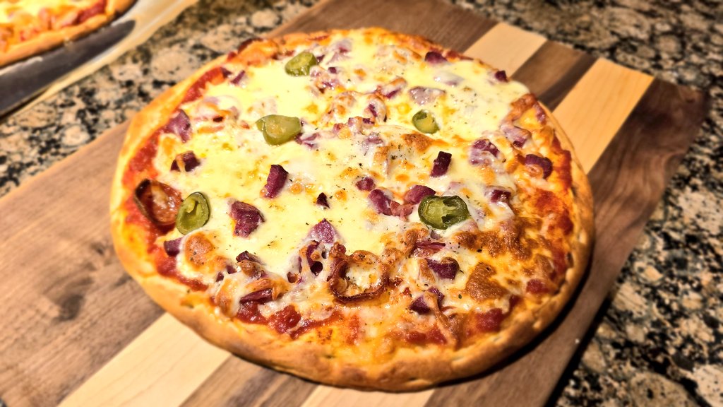 dc__outdoors's tweet photo. Venison Pizza 🍕 

This was loaded with diced Venison Garlic Sausage, Pepperoni and Jalapeños.

#fromfieldtoplate #deerhunter #pizza #venisonpizza #Hunt2Eat https://t.co/v9SqUc8yhk