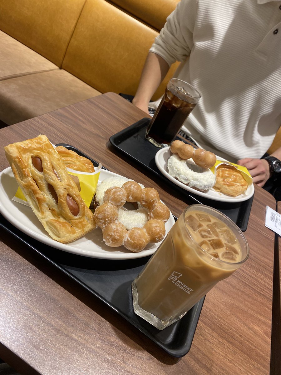 ドーナツ食って、ねんねして(人里に降り、野生を忘れた狸)