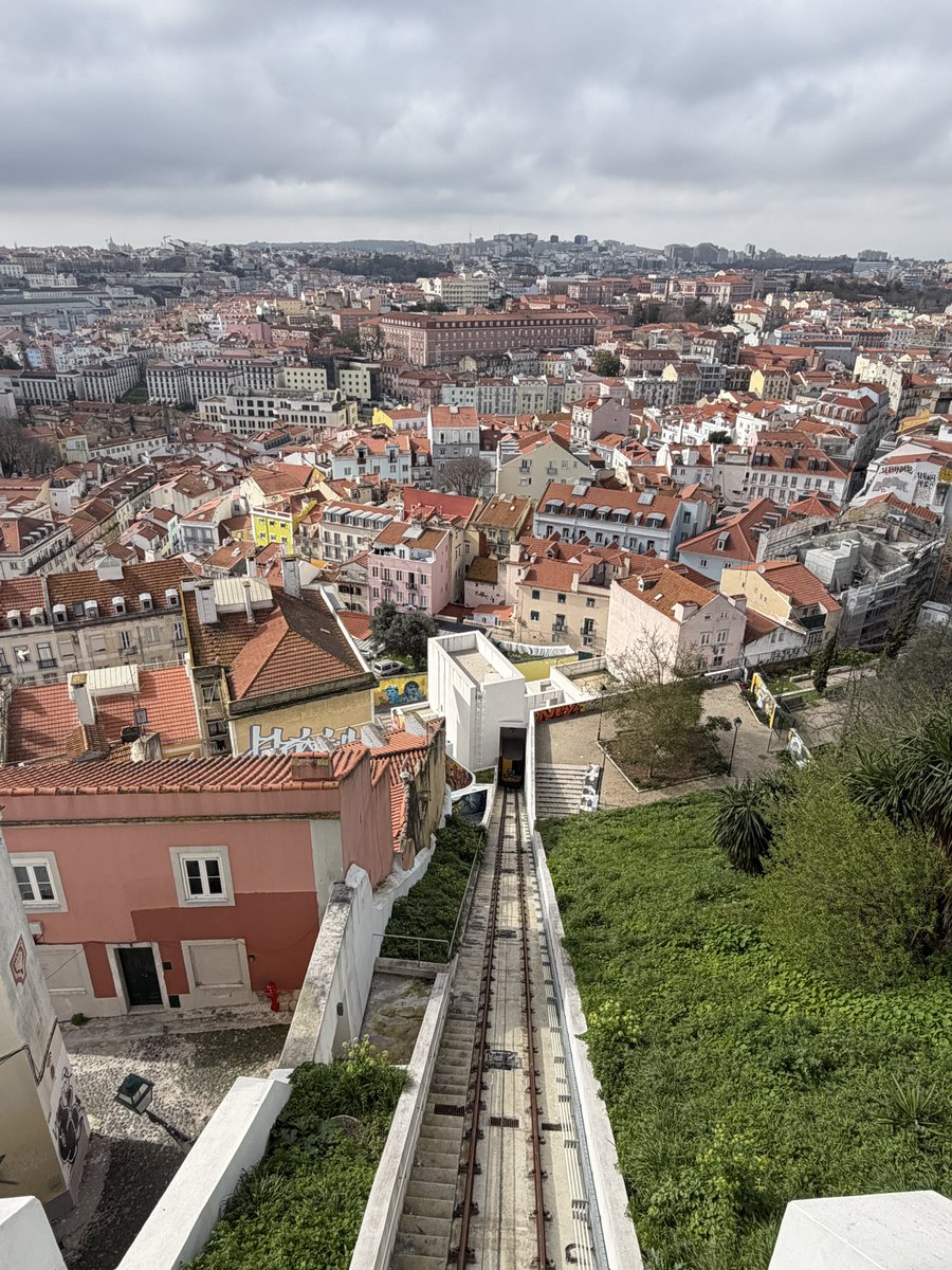 O funicular da Graça, Lisboa, demorou 15 anos a ser construído. 
Esteve um ano em actividade. 
Foi suspenso desde a tragédia no elevador da Glória. 
Está parado há seis meses.