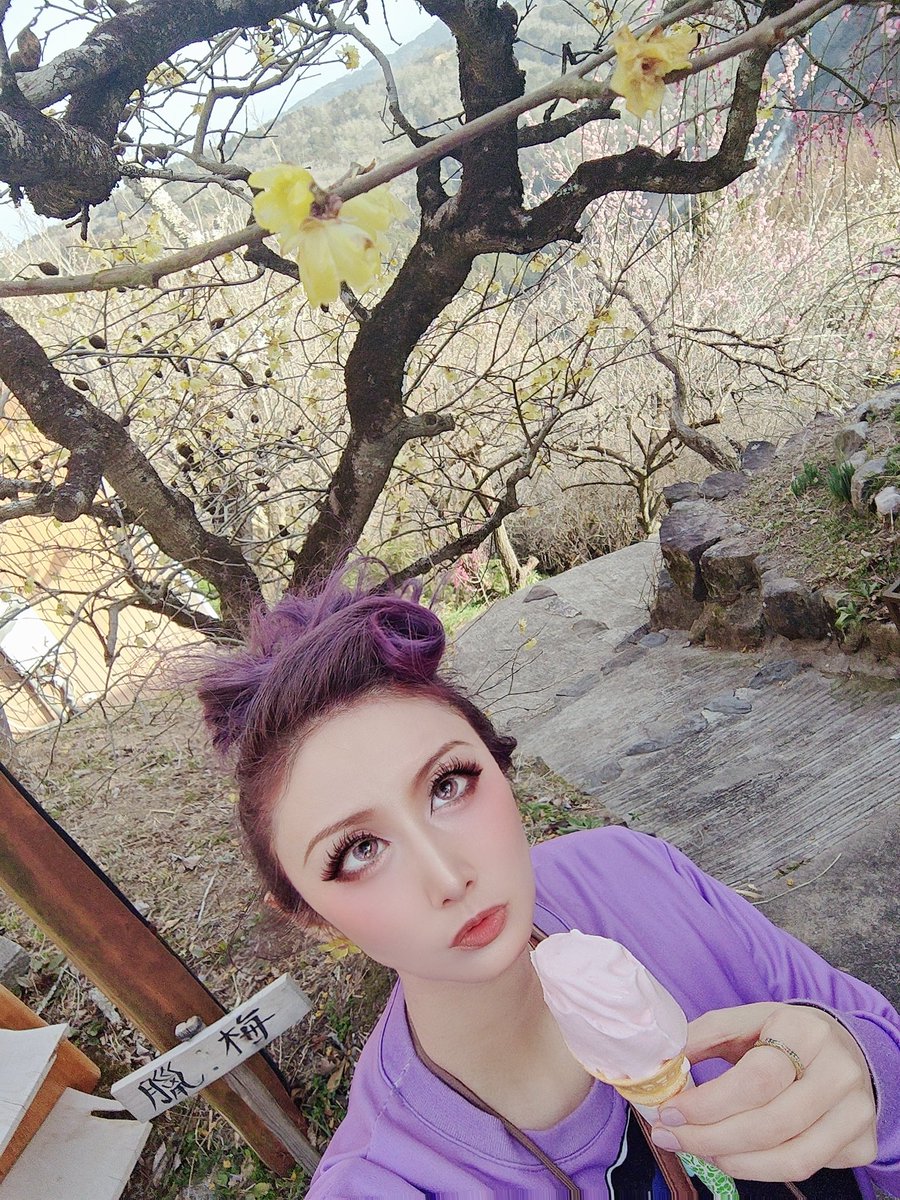 chronometer0's tweet photo. #月ヶ瀬梅渓🌸 #梅まつり

梅林が一面に広がってる景色をイメージしながら着いてみたら・・・

かなりの渓谷で、ほぼ登山でした⛰️

うぐいす茶と梅もちget💚

蝋梅が好き🫶

#急勾配 #梅ソフトクリーム🍦
#うまうまペロリン🤤 https://t.co/nZjE0Ku320