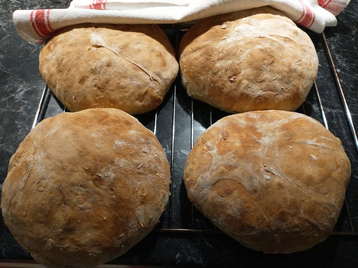 昨夜は余ったスープと食べるためと、生イーストの期限が迫ってたのもありパンづくり。今日のお昼に食べました😋
イーストを使い切るために大きなのを4つ焼いたから、すぐ食べないのは冷凍庫へ。