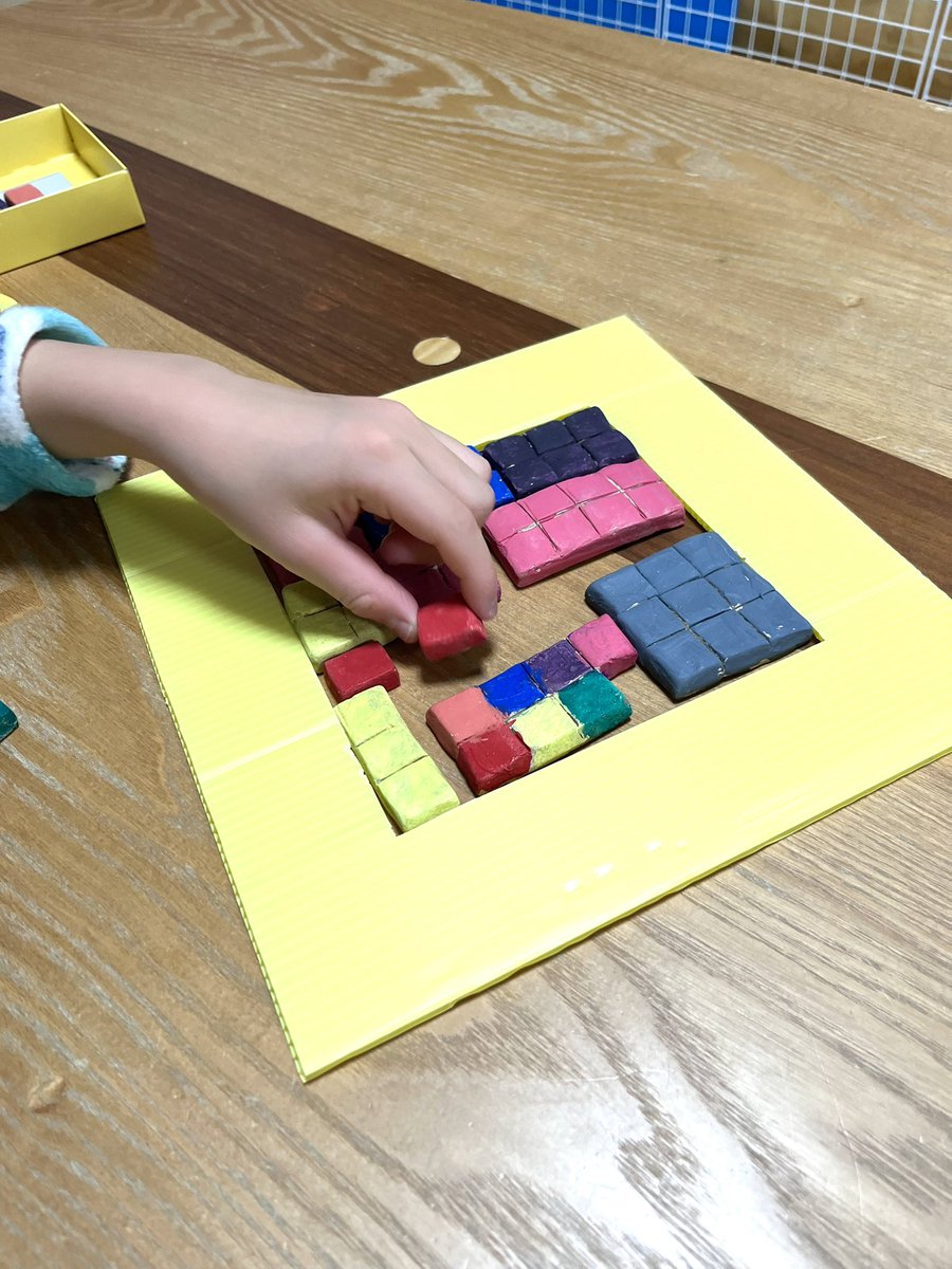 butsubutsu_tera's tweet photo. numberblocksという算数番組にハマっている息子に粘土でブロックパズルを作ってみた。決められた四角内にすべてのピースが収まるように配置するというシンプルなパズル。答えはひとつではないし、予備パーツを作った事により難易度も変えられるようになって、意外に長く遊べそう。 https://t.co/MmFIfrL8Py