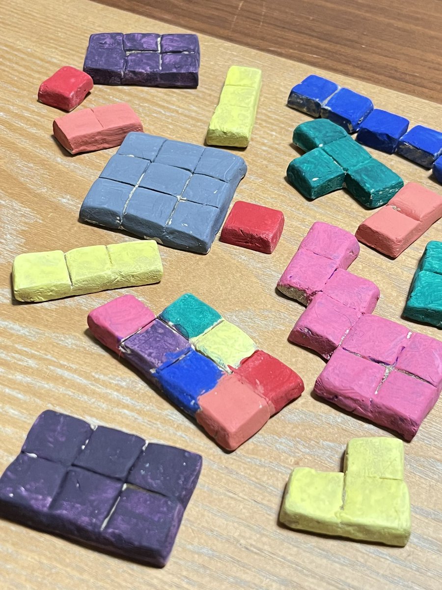 butsubutsu_tera's tweet photo. numberblocksという算数番組にハマっている息子に粘土でブロックパズルを作ってみた。決められた四角内にすべてのピースが収まるように配置するというシンプルなパズル。答えはひとつではないし、予備パーツを作った事により難易度も変えられるようになって、意外に長く遊べそう。 https://t.co/MmFIfrL8Py