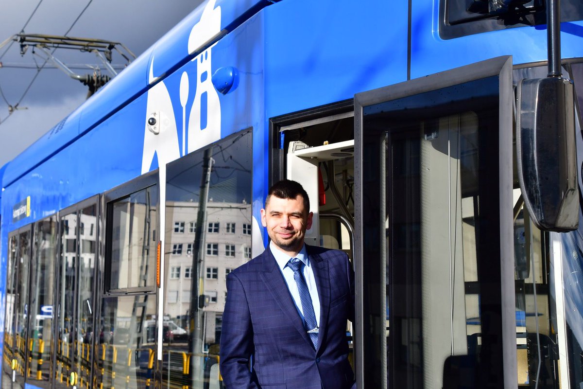 MPK_Krakow's tweet photo. 👉Decyzją Rady Nadzorczej Miejskiego Przedsiębiorstwa Komunikacyjnego SA w Krakowie, po przeprowadzeniu postępowania kwalifikacyjnego, od dnia 1 marca 2026 roku nowym wiceprezesem ds. zarządzania przewozami będzie Pan Jan Podkopacz. 
👉To doświadczony pracownik MPK. Swoją karierę zawodową rozpoczynał w 2011 roku w MPK SA w Krakowie jako motorniczy. Po pięciu latach pracy na stanowisku motorniczego zaczął pełnić funkcję dyspozytora ds. planowania służb w największej zajezdni autobusowej Wola Duchacka. Następnie pełnił funkcję Kierownika Zajezdni Autobusowej Płaszów oraz Kierownika Zajezdni Tramwajowej Podgórze, odpowiadając za zarządzanie zespołami liczącymi kilkaset kierowców i motorniczych. 
👉Uczestniczył we wdrożeniach nowych rozwiązań, które pozwoliły na optymalizację procesów organizacyjnych. Dodatkowo posiada szerokie doświadczenie szkoleniowe jako instruktor nauki jazdy oraz wykładowca, prowadząc zarówno zajęcia praktyczne, jak i teoretyczne dla przyszłych kierowców i motorniczych. Ukończył Wyższą Szkołę Zarządzania i Bankowości, Kierunek Zarządzanie Kadrami, uzyskując tytuł magistra. 
👉Jako nowy wiceprezes będzie odpowiadał za nadzór nad funkcjonowaniem pięciu zajezdni MPK, w których pracuje ponad 2 000 prowadzących oraz Działu Zarządzania Ruchem. 
👉Uzupełnienie składu Zarządu, po złożeniu rezygnacji przez byłego Wiceprezesa, odbyło się w trybie skróconym określonym w Regulaminie powoływania członków zarządu. Zgodnie z § 2 pkt 6 ww. Regulaminu, wybór Członka Zarządu przez Radę Nadzorczą na okres krótszy niż jeden rok powinien odbyć się w trybie skróconym. Zastosowanie tego trybu nastąpiło z uwagi na fakt, że obecna kadencja Zarządu Spółki kończy się z dniem 31 grudnia 2026 roku.