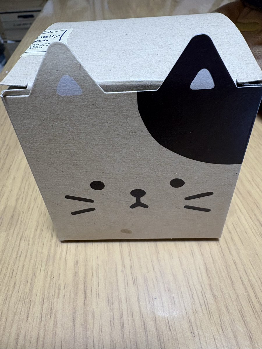 gE7dUXzF4834086's tweet photo. パパさんのお土産🥧
赤羽のエキュートにPOPUP SHOPのCHOCOARTさんのタルトとドーナツ
🐱ちゃんの📦は別売りでミケちゃんぽくて思わず買ってしまったと☺️
中にドーナツが入ってました❣️
#ふくふくにゃんこ
#ぬい撮り
#エキュート赤羽
#CHOCOART https://t.co/f9VPNARNxp
