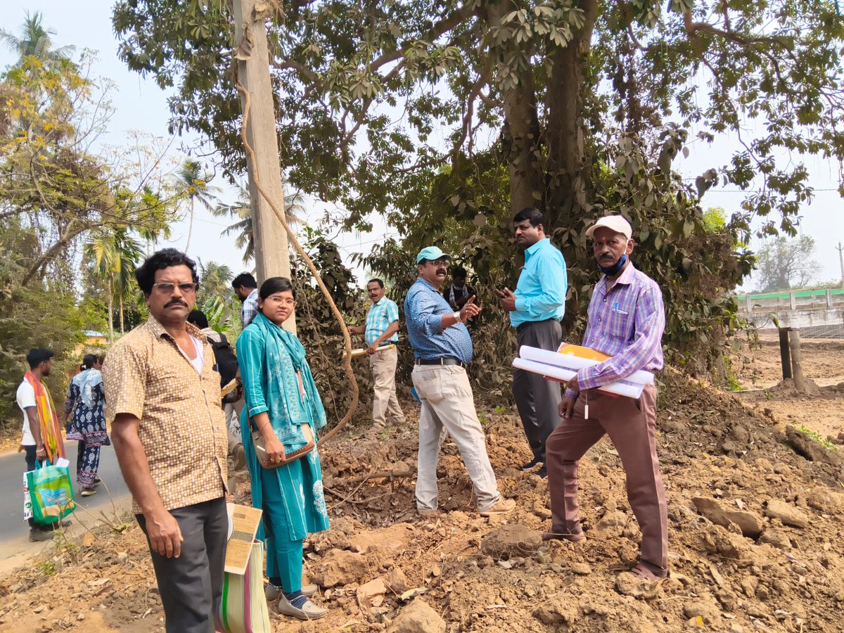 TBiridi's tweet photo. Joint verification of Forest officials and Revenue officials for removal of different tree species at the bank of machhagaon main canal. https://t.co/Yow68S1mCq