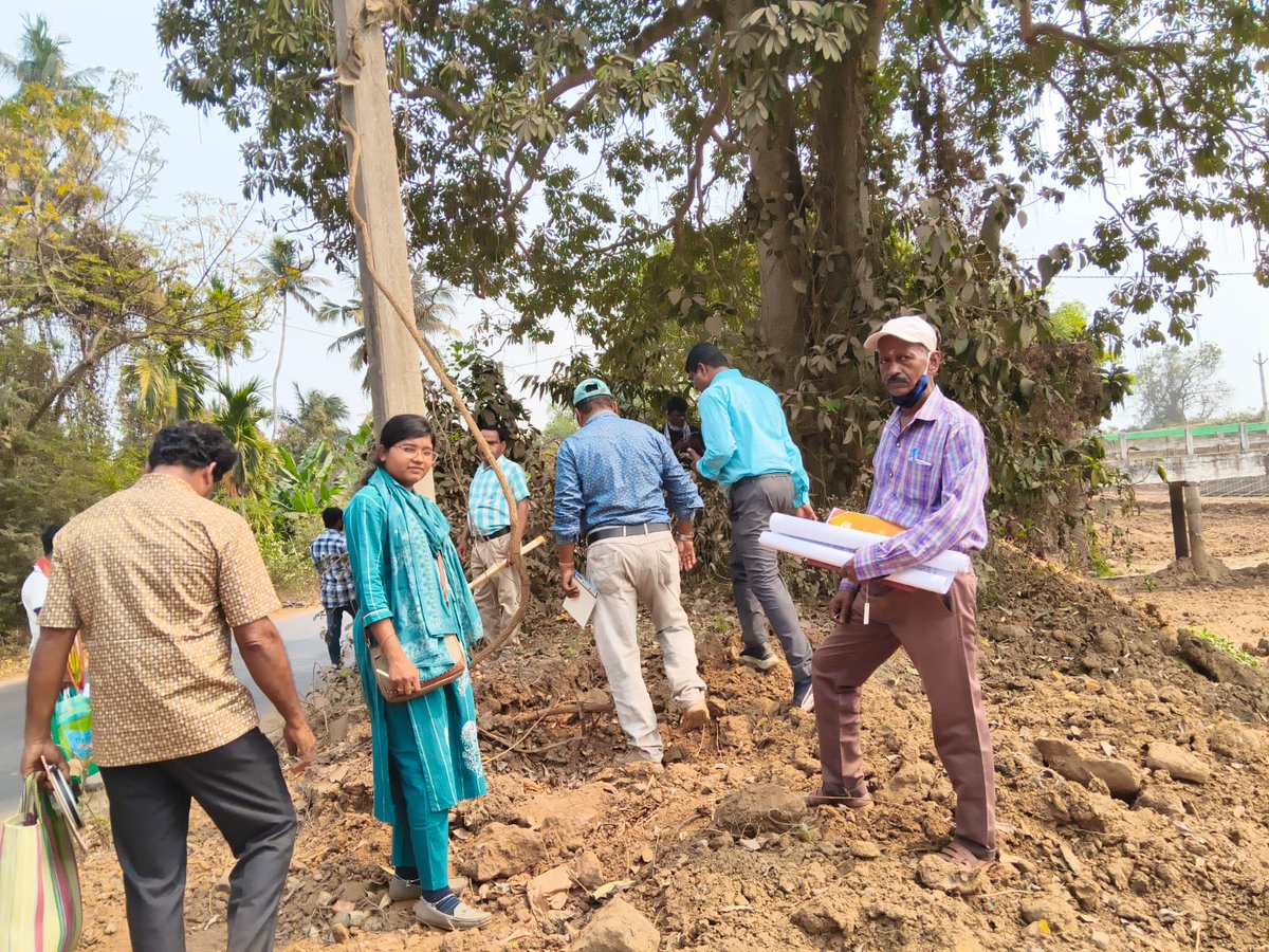 TBiridi's tweet photo. Joint verification of Forest officials and Revenue officials for removal of different tree species at the bank of machhagaon main canal. https://t.co/Yow68S1mCq