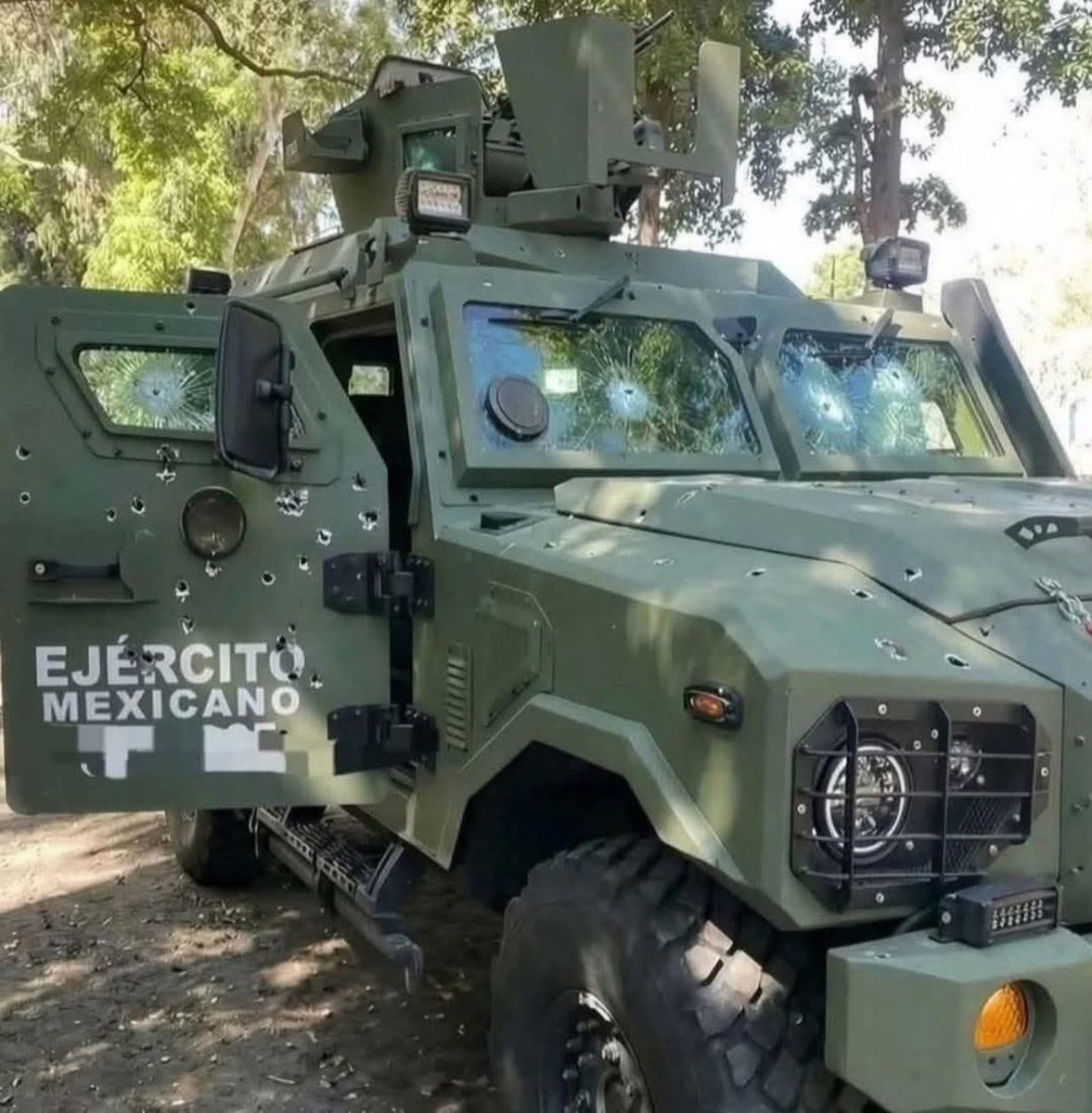 Eje_Mar_GN's tweet photo. 🚨 Las huellas de la batalla en Jalisco
El vehículo blindado Ocelotl del Ejército Mexicano, utilizado en operaciones de alto impacto en el estado de Jalisco, presenta evidencias claras del intenso enfrentamiento sostenido contra grupos armados del crimen organizado.

Láminas perforadas por impactos de proyectil, cristales blindados estrellados y marcas de combate directo en su estructura testimonian la brutalidad del ataque repelido por las fuerzas federales.

El blindaje nivel MRAP del Ocelotl resistió la agresión, protegiendo la integridad de la tripulación y permitiendo continuar la misión en defensa de la seguridad nacional.

Lo ocurrido no fue un incidente menor: fue un choque frontal en el que el personal militar demostró su preparación, valentía y compromiso inquebrantable.

Estas imágenes hablan por sí solas: la realidad del combate en las calles de México exige reconocimiento al esfuerzo diario de nuestras Fuerzas Armadas y Guardia Nacional.

Honor a quienes enfrentan el peligro en cumplimiento del deber.
🇲🇽🪖🛡️

#EjércitoMexicano #GuardiaNacional #Jalisco #SeguridadNacional #OperativoJalisco