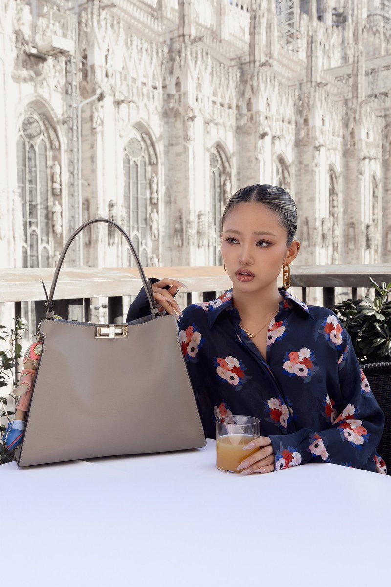 HANAのYURI様が、フェンディのアイテムとともにミラノのドゥオモ前で過ごすひと時をお届けします。

#HANA
#Fendi
#FendiFw26
<a href="/HANA__BRAVE/">HANA</a> 
@fendi