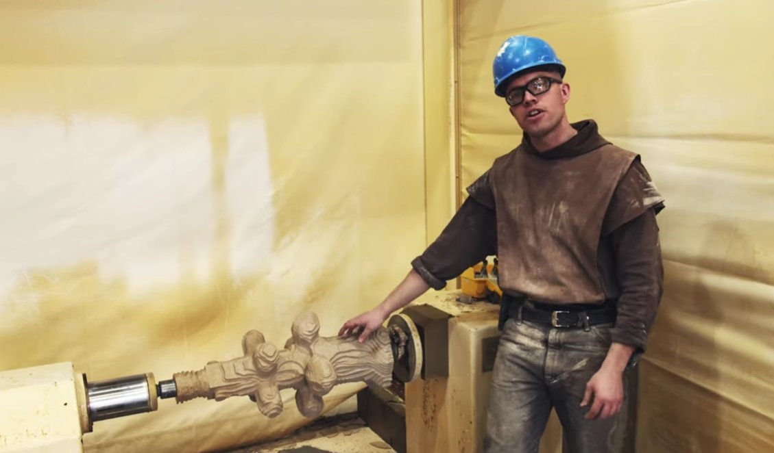 Pocas cosas más cyberpunk que monjes de clausura lookeados como en el medioevo (toga y corte de pelo!) mostrándote cómo usan software de diseño 3d y tornos robotizados para producir ornamentos de piedra para su templo.

Les juro que no es IA, tienen un canal de youtube y todo.