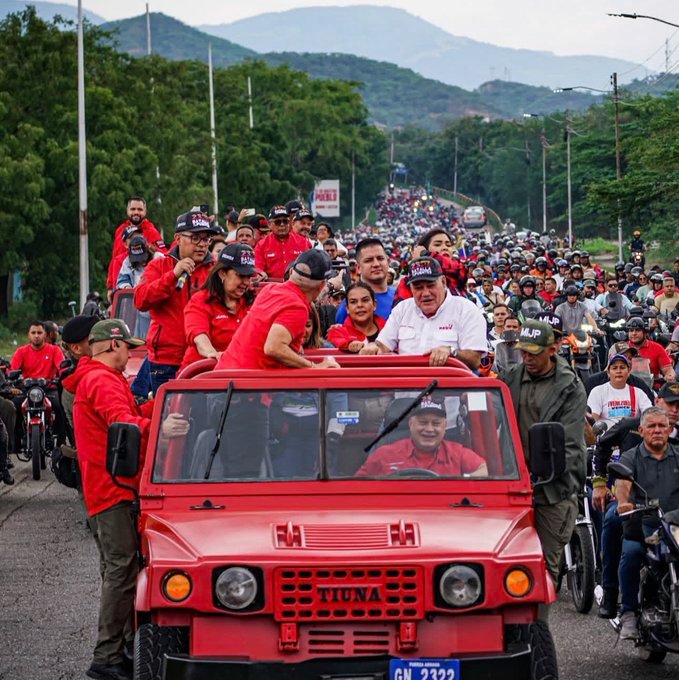 El Chavismo es la fuerza política más grande de Venezuela, por eso vá sonriendo el chófer del carro...