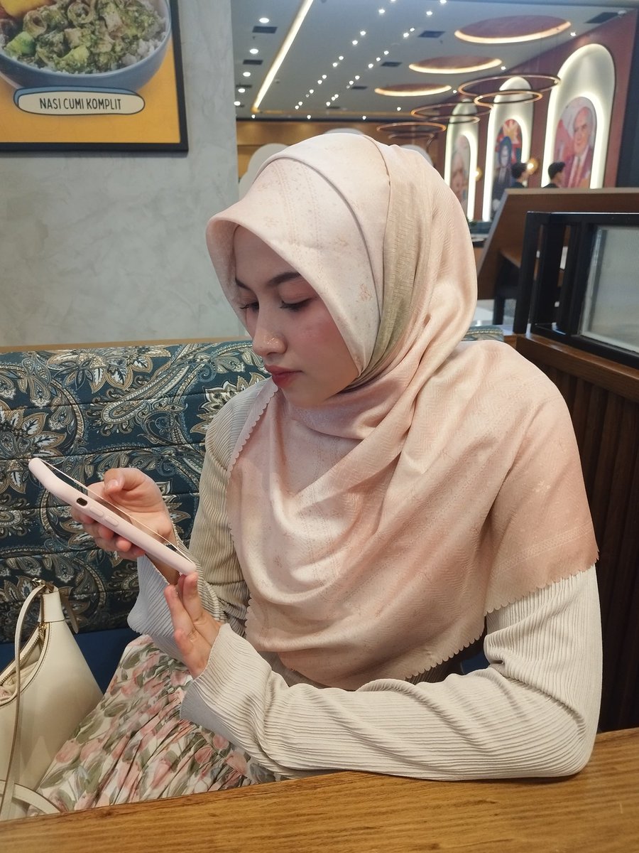 blissfulfancy's tweet photo. kayanya lebaran aku bakal pake ini deh… secantik ini di kamera andro juga cantik bgt hijabnya🥺🫶🏻 https://t.co/NbXNf1nFjS