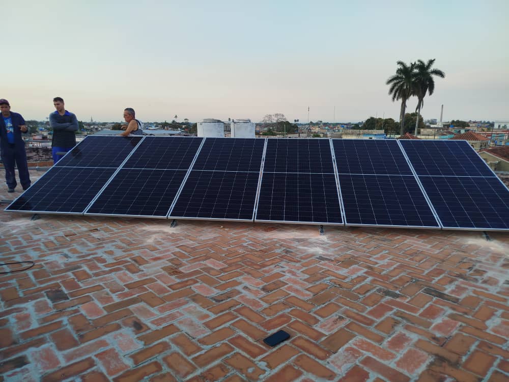 EmbaCuba_RFA's tweet photo. Installation und Inbetriebnahme von Solaranlagen in der Klinik „Rosa Luxemburg“ für die Rehabilitation der Neurontwicklung in Matanzas, #Kuba wurde abgeschlossen. Energiesouveränität für diese Gesundheitseinrichtung mit Unterstützung der #DKP #Deutschland.
https://t.co/HvdNNlKh0z https://t.co/XAHMdR6gJu