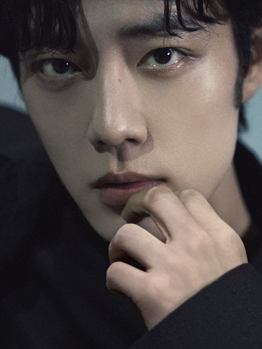 nahz_oaix's tweet photo. the mole on the bridge of his nose making my heart tremble https://t.co/gZJ9kAdCEL