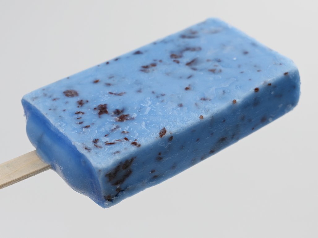 あ...青い！青すぎるっ！！

ローソン50周年「しあわせを呼ぶ青いフェア」より、赤城乳業『青いチョコミント』が本日発売🔵

前回「黒いチョコミント」で真っ黒にしたと思ったら、今度は真っ青。やりすぎるのが赤城の仕事。（笑）