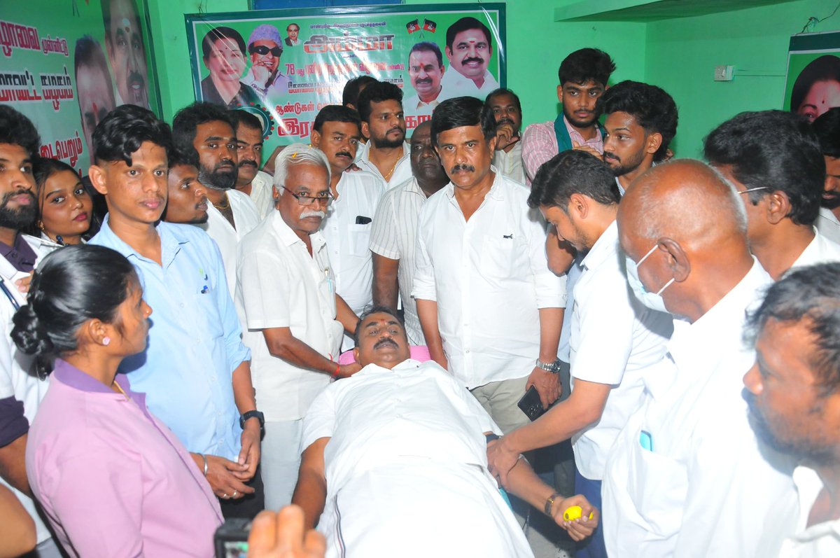 SPVelumanicbe's tweet photo. மாண்புமிகு புரட்சித்தலைவி #அம்மா அவர்களின் 78வது பிறந்த நாளை முன்னிட்டு, #கோவை புறநகர் தெற்கு மாவட்ட கழகம் சார்பில், தொடர்ந்து 39 வது ஆண்டாக, குனியமுத்தூர் பகுதிக் கழகம், சுகுணாபுரத்தில் மாபெரும் ரத்ததான முகாமை தொடங்கி வைத்து, ரத்த தானம் வழங்கினேன்.

#என்றென்றும்_அம்மா

@EPSTamilNadu @AIADMKOfficial #AIADMK #அஇஅதிமுக #Coimbatore
