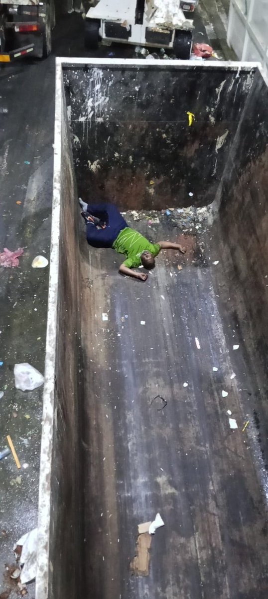 Miee mi dhiya sunday night dhanvaru 3 ehaa iru <a href="/WAMCOmv/">Waste Management Corporation Limited (WAMCO)</a> vehicle dump kuraa ramp mathin container ah vehtun driver eh. (Hassan nazeer). Ramp mathin container aa hama ah e'ee 12 or 13 ft uss min. Evaguthu ethanuga thibi muvazzafunnah vanee mikan sirru kuran angaafa.

Mihaaru driver