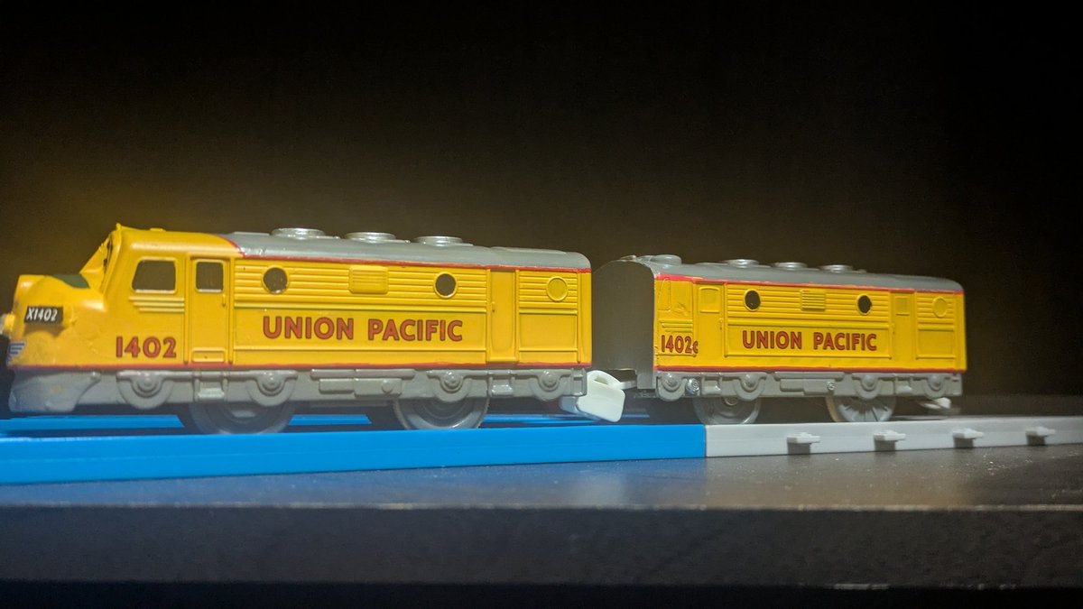 新作:EMD社製F3形ディーゼル機関車(ユニオンパシフィック鉄道)。
種車はプラレールウィルソン(チャギントン)。運転台付きユニットAはテコロジー、動力車は付属ユニットB。
 これで貨車引いて走らせると様になりそう😊
 #改造プラレール   #Union_Pacific