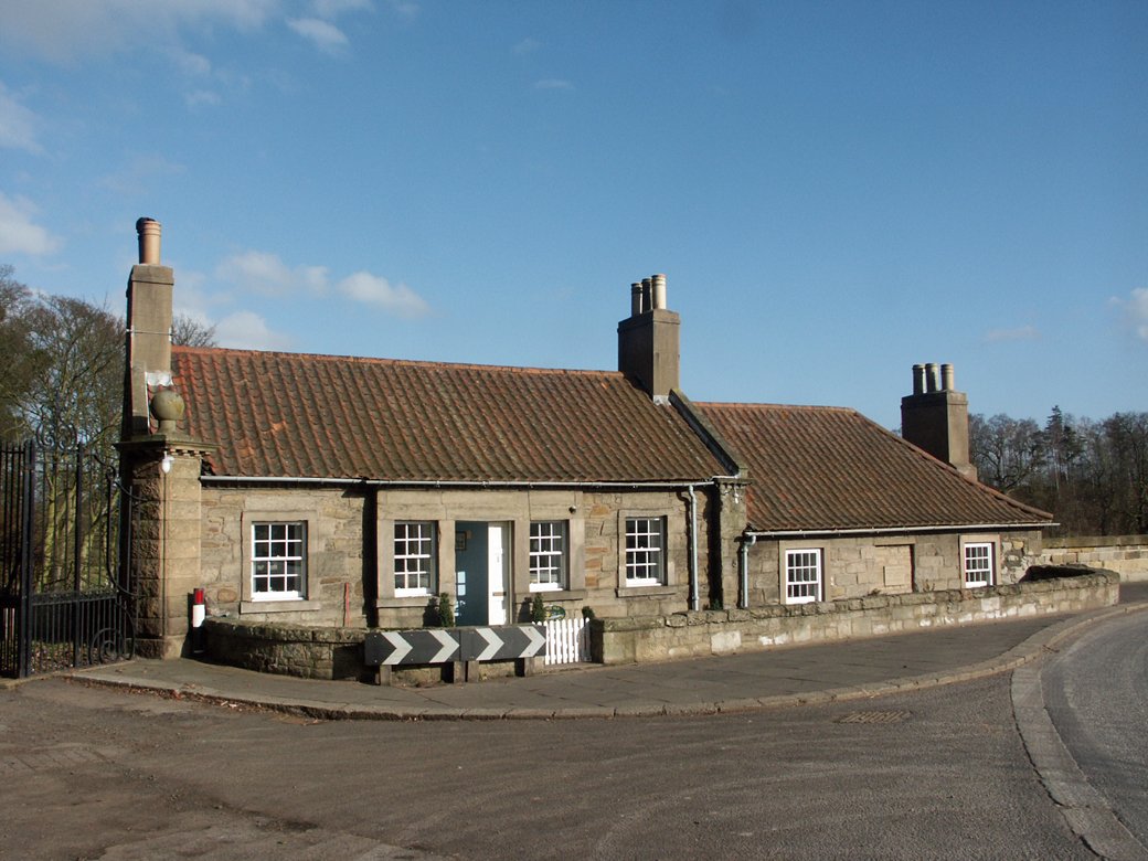 TyneSnapper's tweet photo. #Coldstream #Scotland The Old Marriage House, Coldstream, Scotland photographed on this day 24th February 2003. Located on the Scottish side of the border it was used by eloping English couples to get hitched. Built originally as a toll house.https://t.co/9GETeXswXp https://t.co/hoskl9mZIh