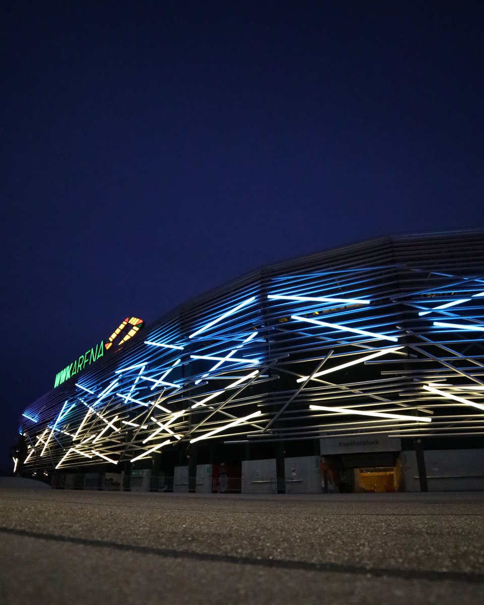 Am heutigen Dienstag jährt sich der russische Angriffskrieg in der Ukraine zum vierten Mal. Als Teil der Friedensstadt Augsburg steht die #FCA-Familie weiterhin solidarisch an der Seite der Ukraine. 🇺🇦

👉 Am Abend leuchtet die WWK ARENA wieder in Blau und Gelb. Mit diesem