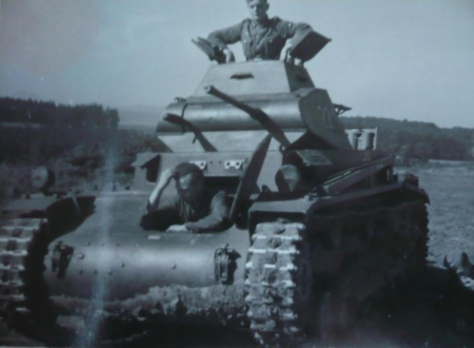Postmanden1's tweet photo. Variants of Panzer II with early commander cupola #PanzerII https://t.co/O0gkyvu2bG