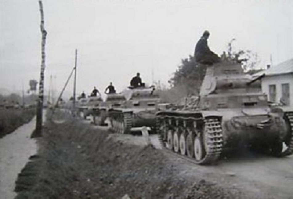 Postmanden1's tweet photo. Variants of Panzer II with early commander cupola #PanzerII https://t.co/O0gkyvu2bG