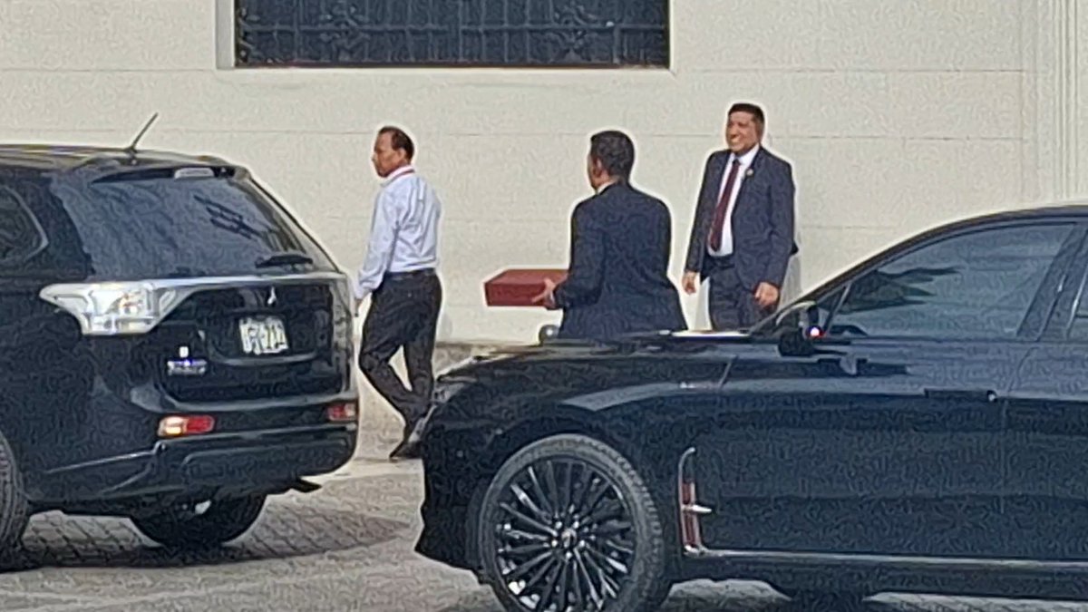OmarCoca_'s tweet photo. #LoÚltimo || #ministros Denisse Miralles, Hugo de Zela y César Quispe Lujan #ingresan a #Palacio. Otros vehículos #oficiales llegaron vacíos, pero seguridad llevaba en mano el #Fajin.
En breve sería #Juramentación del gabinete #HernandoDeSoto y #Balcazar
Vía @exitosape 👇 https://t.co/LgPXS8mJCE