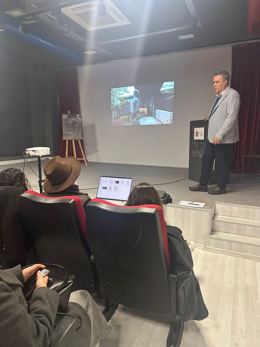 igcakademi's tweet photo. İGC Basın Akademisi Dijital Medya ve Yapay Zeka uygulamaları eğitiminde katılımcılar Levent Özen eğitimenliğinde https://t.co/wOs2WprPGm, copliot, chat gpt yapay zeka uygulamaları ile görseller oluşturdu. https://t.co/dN5YU5FIAp