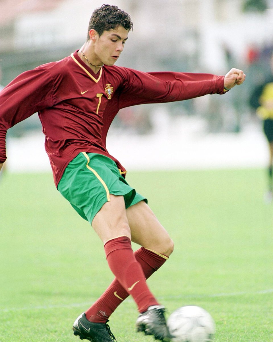 Há 25 anos, escrevia-se a primeira página por Portugal ✨🇵🇹 

📸 Cristiano Ronaldo estreava-se pelos Sub-15! O resto... todos sabem! 😮‍💨

#FazHistória | <a href="/Cristiano/">Cristiano Ronaldo</a>