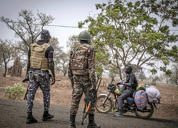 Bénin 🇧🇯

🚨Attaque armée contre un commissariat dans le nord du pays.

Un commissariat de police a été pris pour cible tôt ce matin le 24 février à Kouandé (Atacora), par des individus armés non identifiés.
Des tirs ont été entendus et un ancien bâtiment de la Police