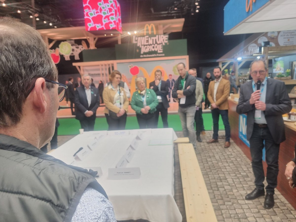 Patrick_Valois's tweet photo. En mémoire de mon amie Vice-présidente @sylvieclerc4 qui vient de nous quitter dans de tragiques circonstances, j'ai tenu à lui rendre hommage et faire un temps de recueillement sur le stand @departement59 au @Salondelagri avec nos partenaires agricoles
😪On perd une grande élue https://t.co/aUGFljecNN