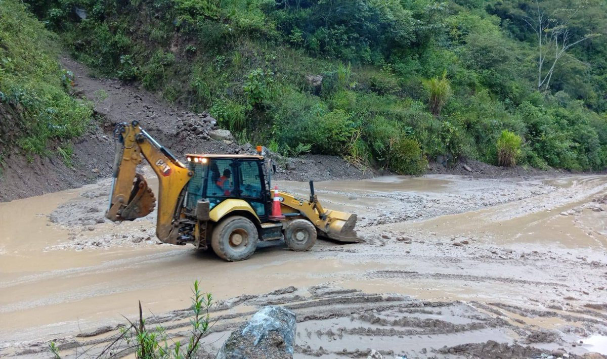 MTC_GobPeru's tweet photo. 🚨 #MTCInforma | 🛣️ Se habilitó el pase vehicular de manera restringida en el Km 286, cerca a Pedro Ruiz, en Amazonas, y en el Km 153 en Cuyca, Cajamarca. 

Asimismo, el #MTC, en coordinación con la concesionaria @NorteIirsa , trabaja con equipos de emergencia para restablecer el tránsito, interrumpido por la activación de quebradas en los siguientes puntos de la carretera Fernando Belaunde Terry:📍Km 55, 56 y 57, cerca a Hualapampa, Piura.

✅ 👷‍♂️El #MTC exhorta a los usuarios de la vía a respetar las indicaciones del personal autorizado, a no cruzar mientras se realizan los trabajos de rehabilitación y a mantenerse informados a través de los canales oficiales, priorizando en todo momento la seguridad vial. 🚧

📞 Línea Gratuita: 0800-00369
☎️ Fijo: 073-323204
📲 Cel y WhatsApp: 989 008 811

#AtendemosAmazonas #AtendemosPiura #AtendemosCajamarca #Gobierno