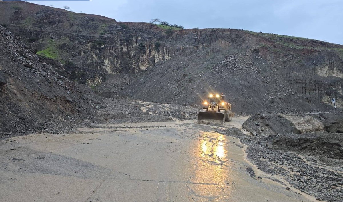 MTC_GobPeru's tweet photo. 🚨 #MTCInforma | 🛣️ Se habilitó el pase vehicular de manera restringida en el Km 286, cerca a Pedro Ruiz, en Amazonas, y en el Km 153 en Cuyca, Cajamarca. 

Asimismo, el #MTC, en coordinación con la concesionaria @NorteIirsa , trabaja con equipos de emergencia para restablecer el tránsito, interrumpido por la activación de quebradas en los siguientes puntos de la carretera Fernando Belaunde Terry:📍Km 55, 56 y 57, cerca a Hualapampa, Piura.

✅ 👷‍♂️El #MTC exhorta a los usuarios de la vía a respetar las indicaciones del personal autorizado, a no cruzar mientras se realizan los trabajos de rehabilitación y a mantenerse informados a través de los canales oficiales, priorizando en todo momento la seguridad vial. 🚧

📞 Línea Gratuita: 0800-00369
☎️ Fijo: 073-323204
📲 Cel y WhatsApp: 989 008 811

#AtendemosAmazonas #AtendemosPiura #AtendemosCajamarca #Gobierno