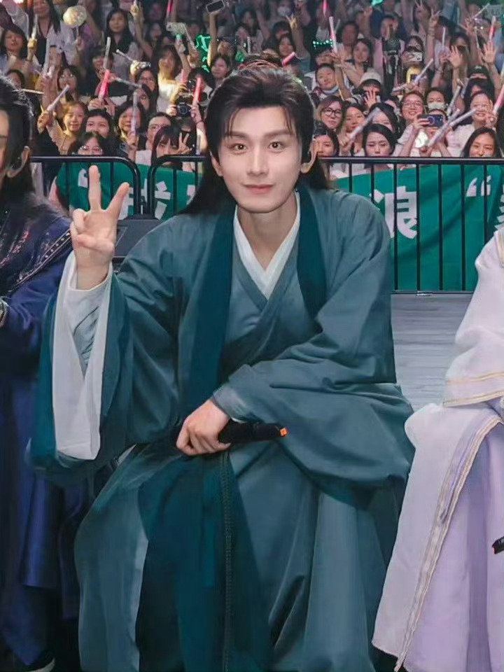 Long-tail Effect" yang luar biasa! Sampai tahun 2026, iQIYI  seolah belum bisa move on dari #MysteriousLotusCasebook #莲花楼 .

Memang, siapa yang bisa menolak pesona Li Lianhua dan "Lotus Tower"-nya? 🛖🌸

#ChengYi #GuoguoIndonesia